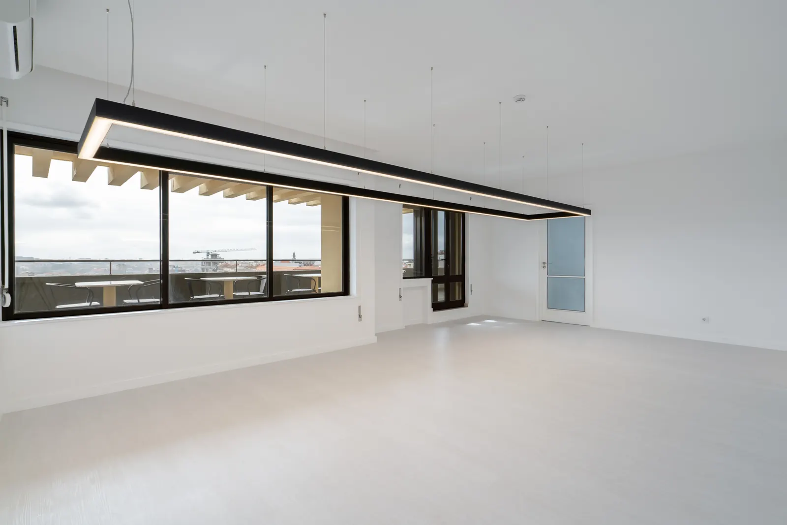 Sala 05, com porta para o terraço