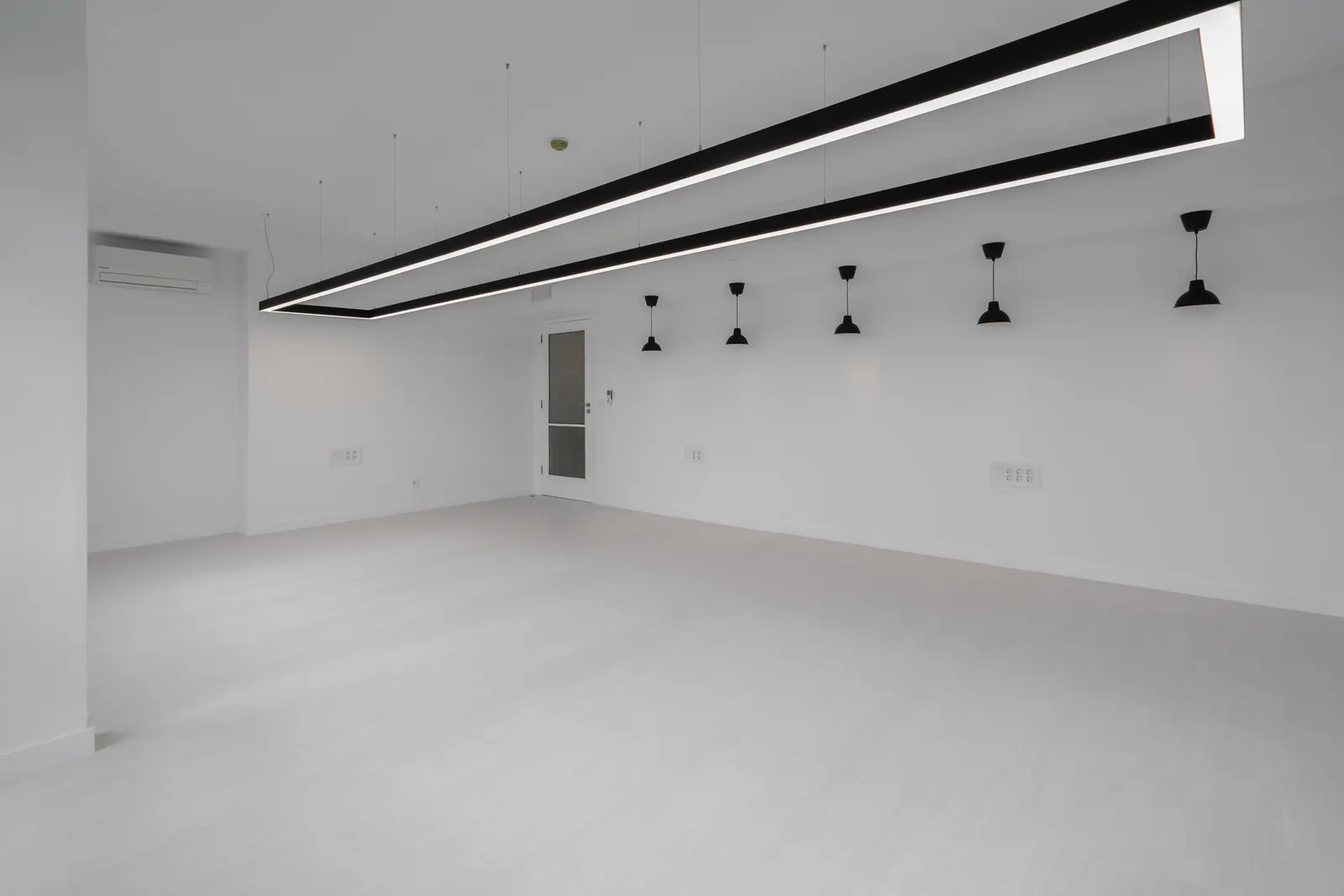 Sala 06, com porta para o terraço