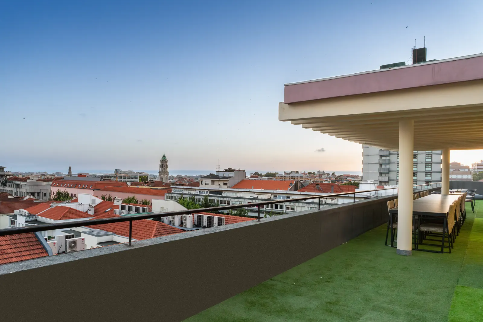 Terraço com vista sobre o centro do Porto